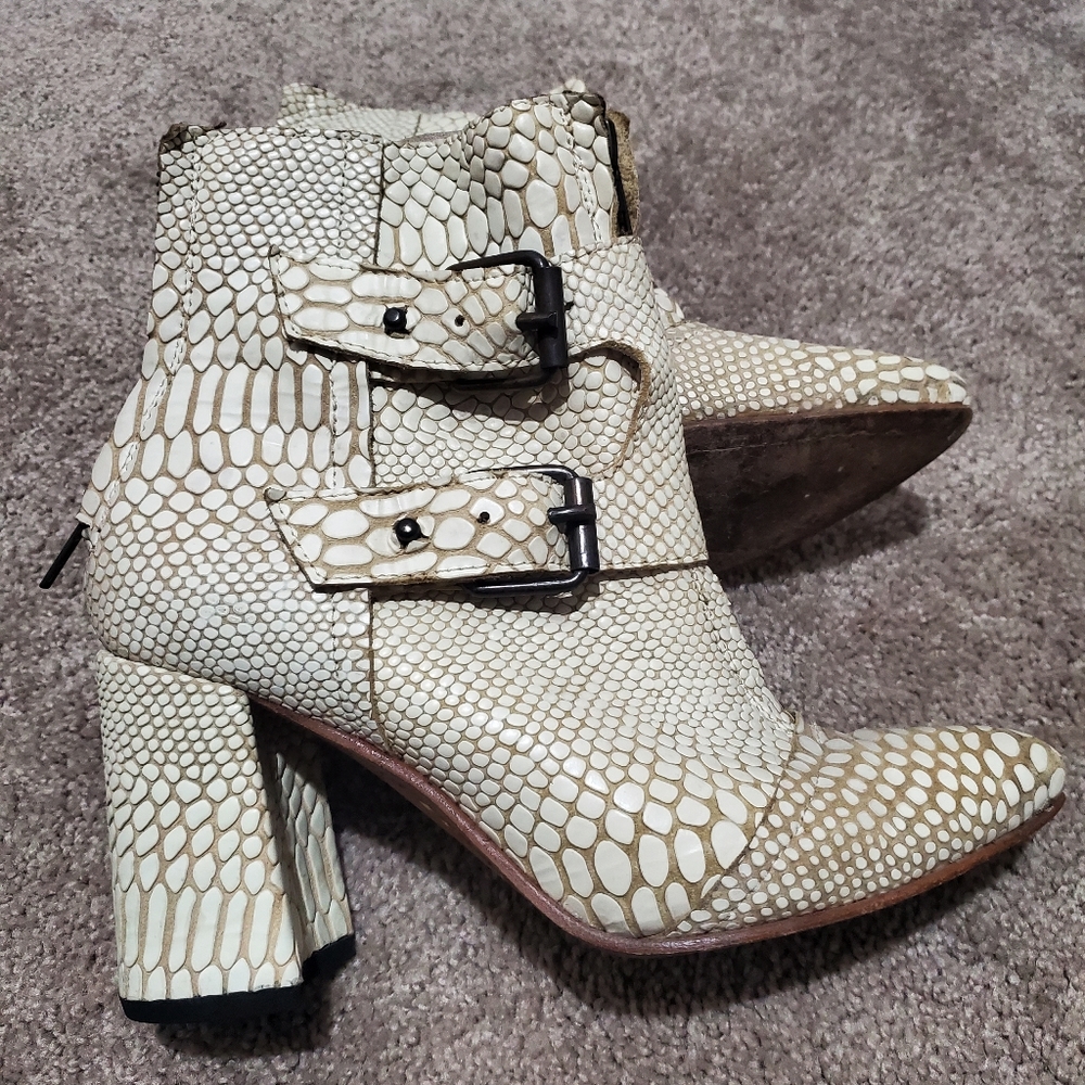 Size 9 - Freebird by Steven - FB Joey - White Snake